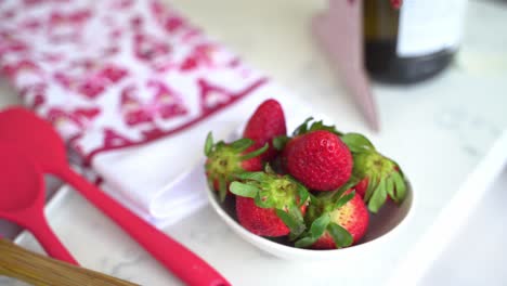 sartén sobre cucharas de silicona roja y fresas cosechadas haciendo un pastel especial del día de san valentín pastel de chocolate vegano sin huevos a base de plantas sin lácteos