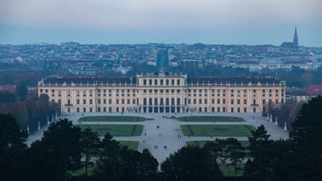 Puesta-Del-Sol-Del-Otoño-Del-Parque-Del-Palacio-De-Schoenbrunn