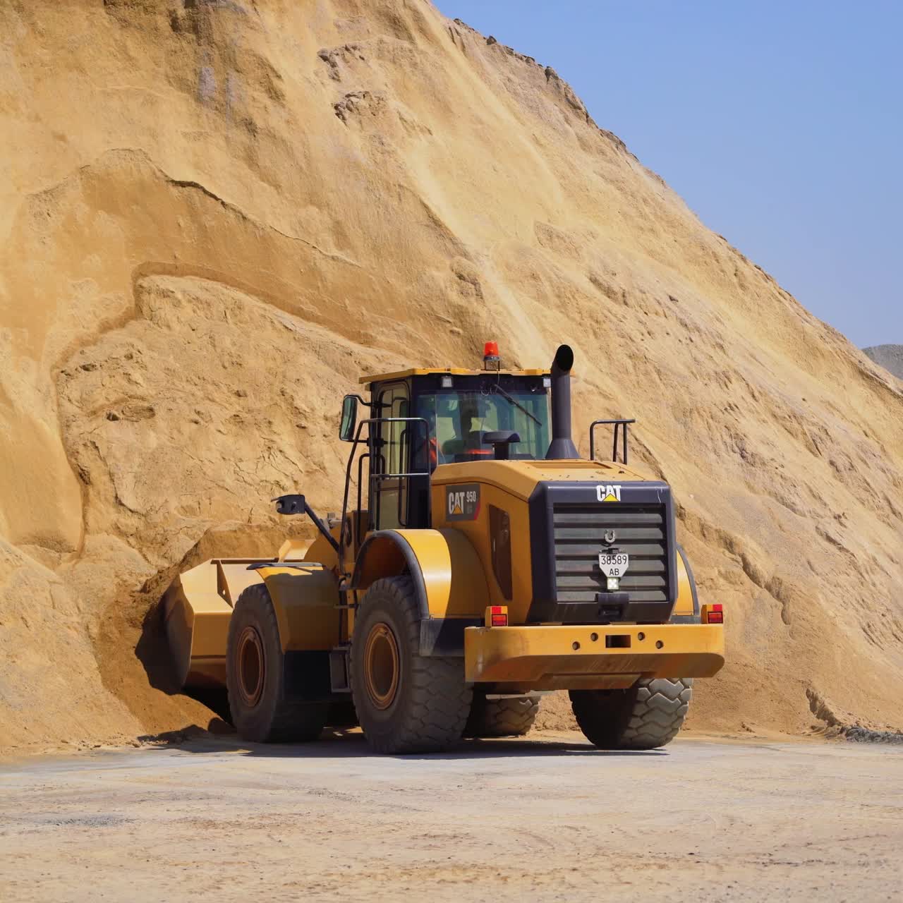 Outdoor asphalt mixes station