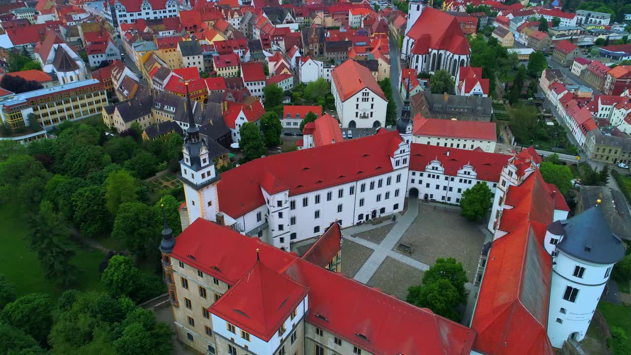 Riprese aeree 4K: Castello di Torgau, Allontanamento, Schloss Hartenfels, Strade tedesche, Europa, Sassonia, Germania, Turismo, Riforma, Medievale