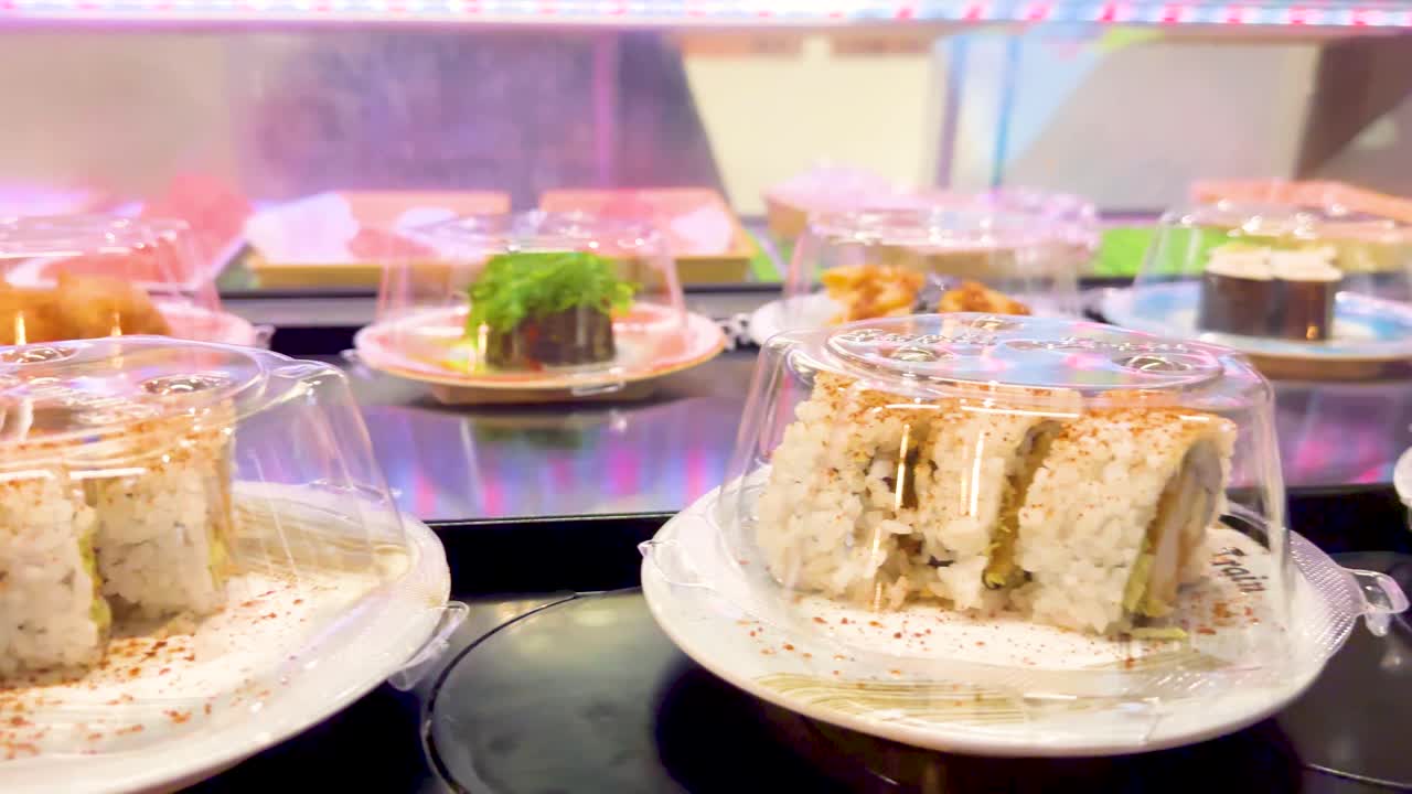 컨베이어 벨트 에 움직이는 수시 접시