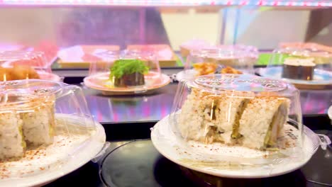 placas de sushi moviéndose en una cinta transportadora