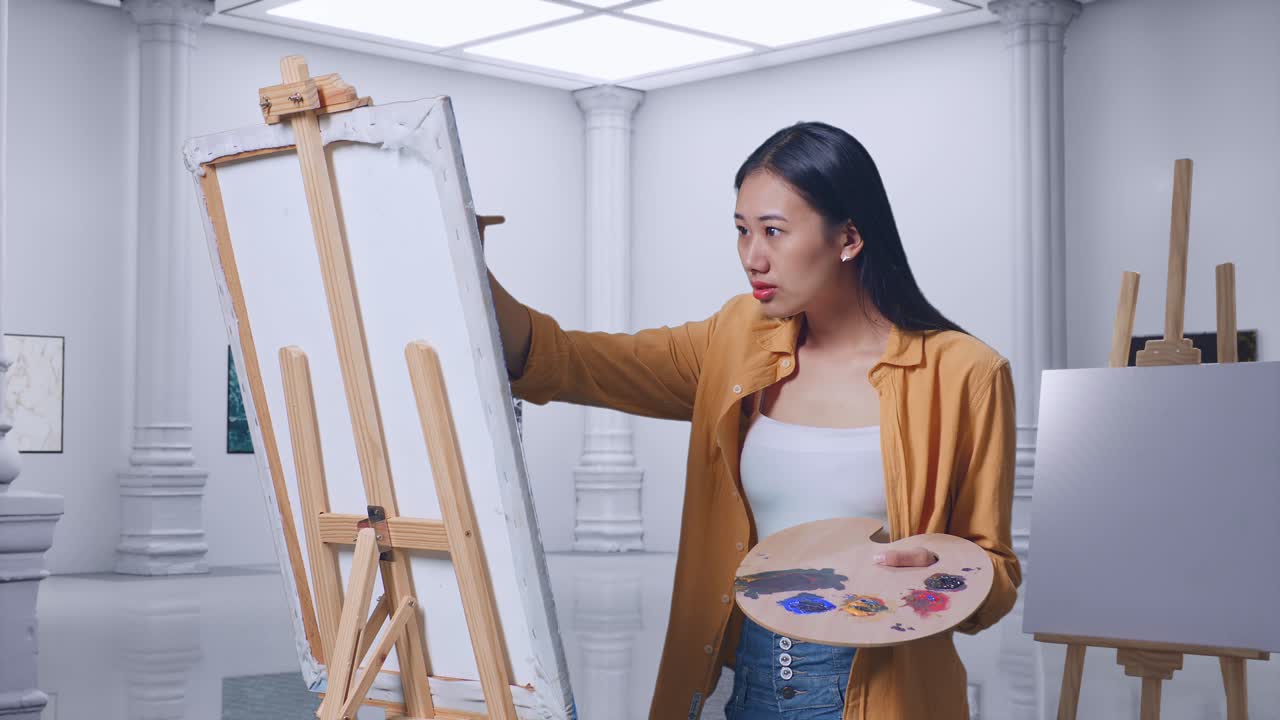 갤러리 에서 여자 그림 을 그리는 것