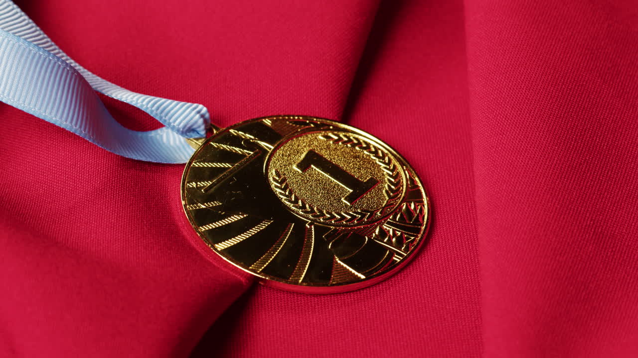 赤い布の上に置かれた1位の金メダル