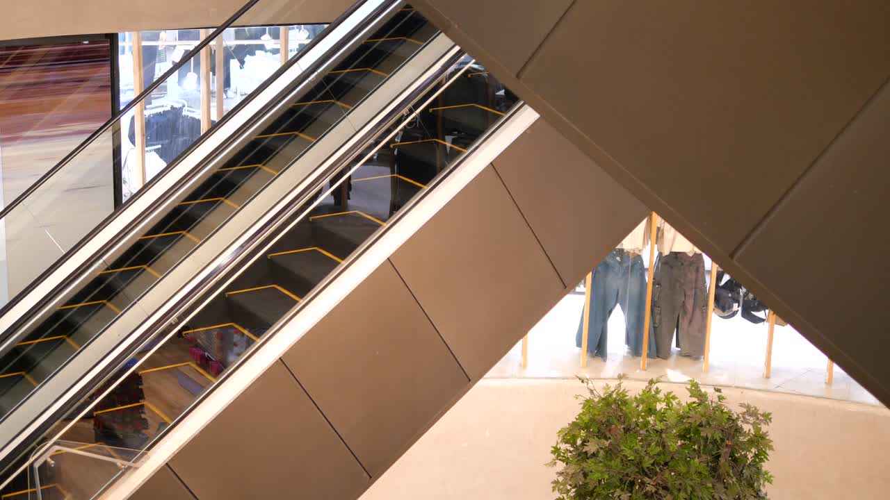 Escada rolante num centro comercial