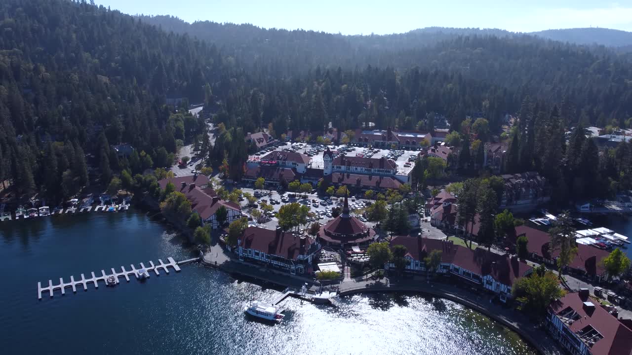 Lago Arrowhead, California meridionale. Circondato da foreste e da una rigogliosa vegetazione sulle montagne di San Bernardino. Bacino di acqua sorgiva. Famosa destinazione turistica vicino al monte Big Bear.