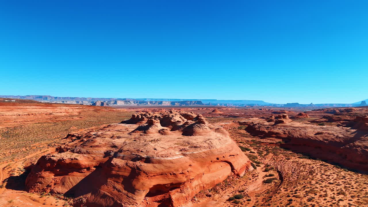 Incredibili rocce arrotondate nell'arido deserto caldo. Paesaggio arido dell'Arizona al confine con lo Utah. Vista aerea