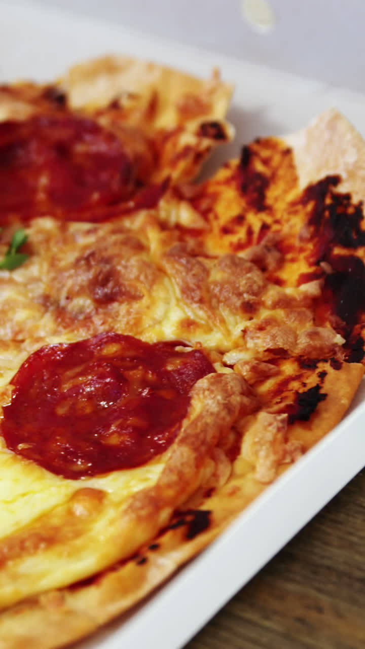 Deliziosa pizza in scatola per pizza