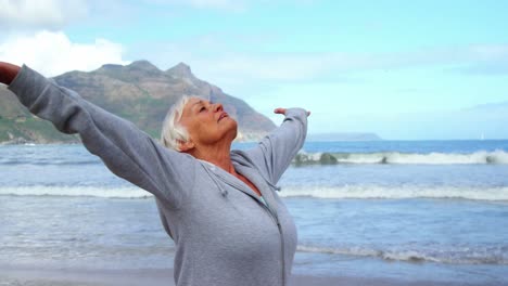 Ältere-Frau,-Die-Yoga-Durchführt
