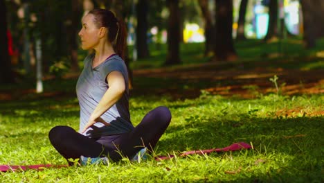 Schöne-Frau-Genießt-Das-Training-Im-Sonnenlicht-Und-Die-Umgebende-Natur