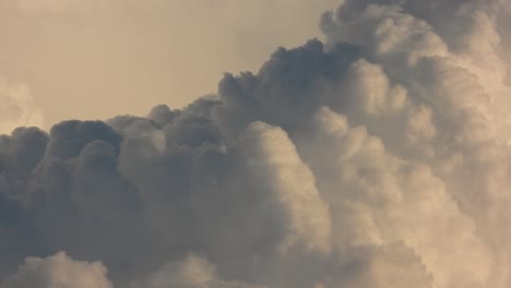 Detailaufnahme-Großer-Mengen-Giftigen-Rauchs,-Der-In-Die-Atmosphäre-Freigesetzt-Wird