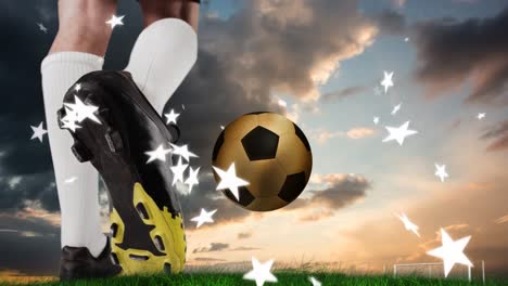 Animation-Von-Sternen-über-Den-Füßen-Eines-Kaukasischen-Fußballspielers-Und-Eines-Goldballs-Bei-Sonnenuntergang