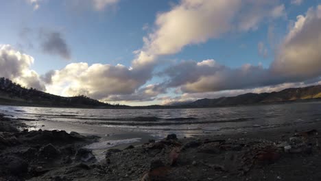 lapso de tiempo de día nublado sobre el lago en las montañas de california