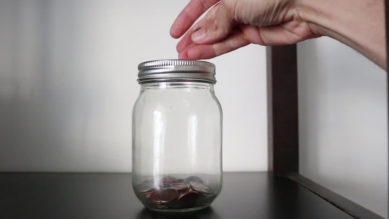 ahorrando dinero en un frasco