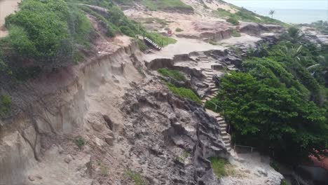 tiro panorámico con vistas a las escaleras esculpidas en un acantilado brasileño y un entorno tropical