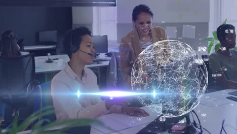 animación del mundo de las conexiones con el procesamiento de datos sobre diversas personas de negocios en la oficina