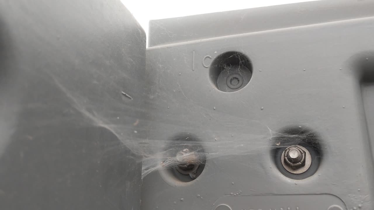 telaraña en la esquina de un edificio portátil, que sopla suavemente, construcción de plástico