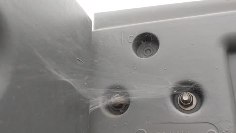 telaraña en la esquina de un edificio portátil, que sopla suavemente, construcción de plástico