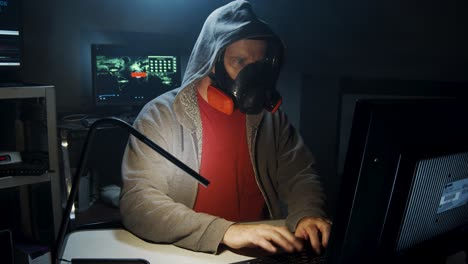 tipos de bioterroristas en código de computadora con una máscara de gas.