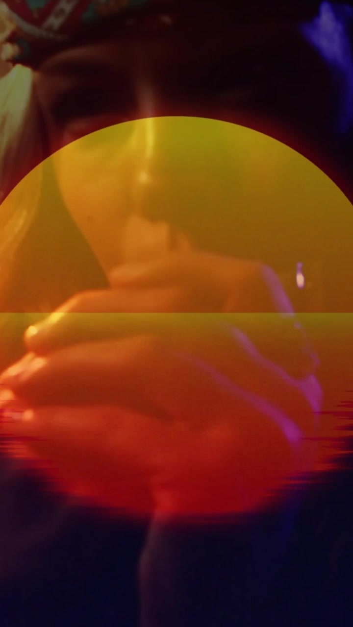 Video verticale: Donna che porta la mano alle labbra in un set musicale, con una sovrapposizione promozionale che si chiude rivelando un anello.