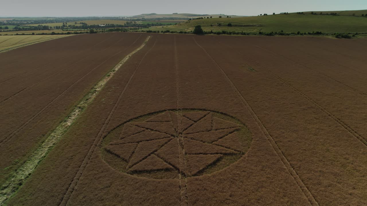 Vista aerea discendente che rivela un misterioso cerchio nel grano nella campagna di Stanton St Bernard, Wiltshire.