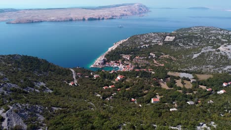 Eine-Fesselnde-Drohnenansicht-Des-Sonnigen-Jablanac-In-Kroatien-Mit-Tiefblauem-Wasser,-Felsen-Und-üppiger-Mediterraner-Flora,-Eingerahmt-Von-Bezaubernden-Kroatischen-Inseln