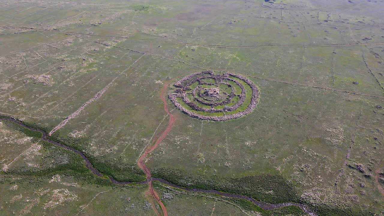 toma amplia de drones, vista aérea de la rueda de gigantes estructura de piedra circular, israel