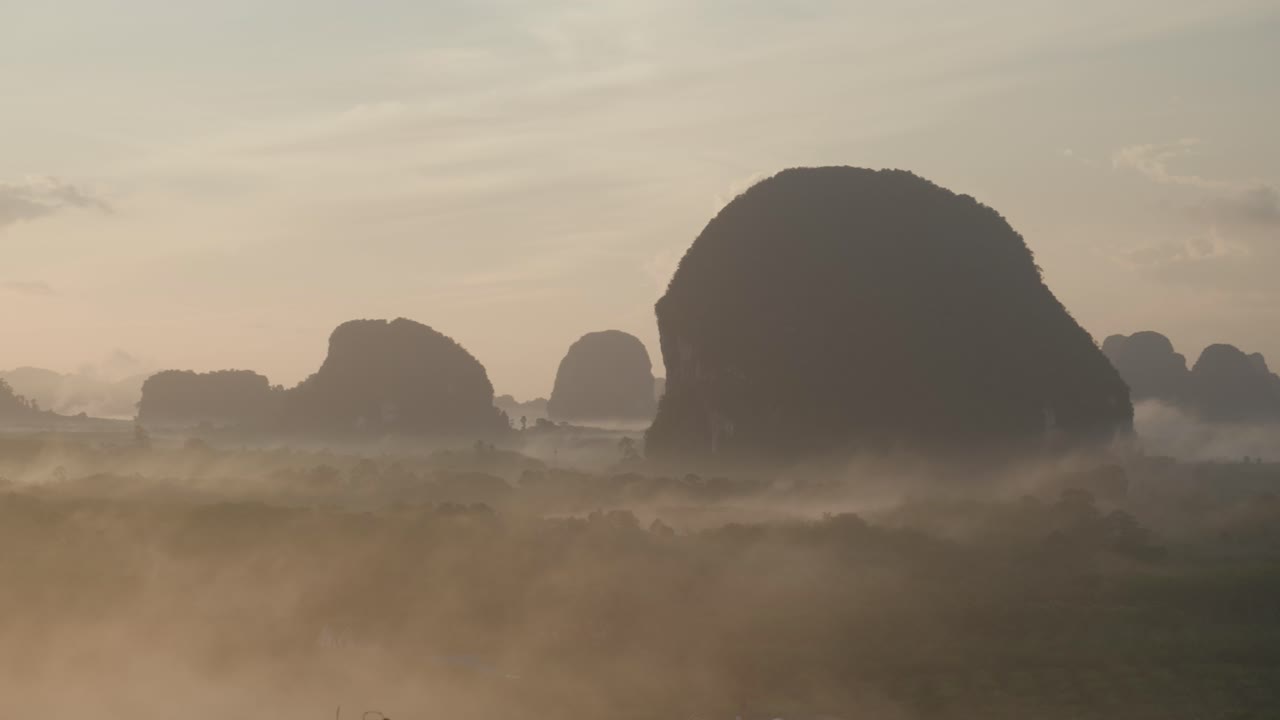 туманные горы на рассвете