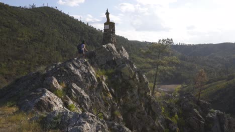 mujeres en penedo furado passadico cruz paseo paisaje en vila de rei, portugal