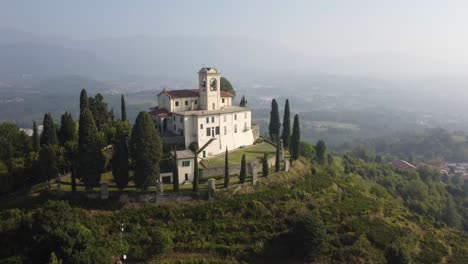 Filmische,-Unbearbeitete-Luftaufnahme-Des-Heiligtums-Montevecchia-Santa-Maria-Del-Carmelo-Auf-Der-Hügelspitze