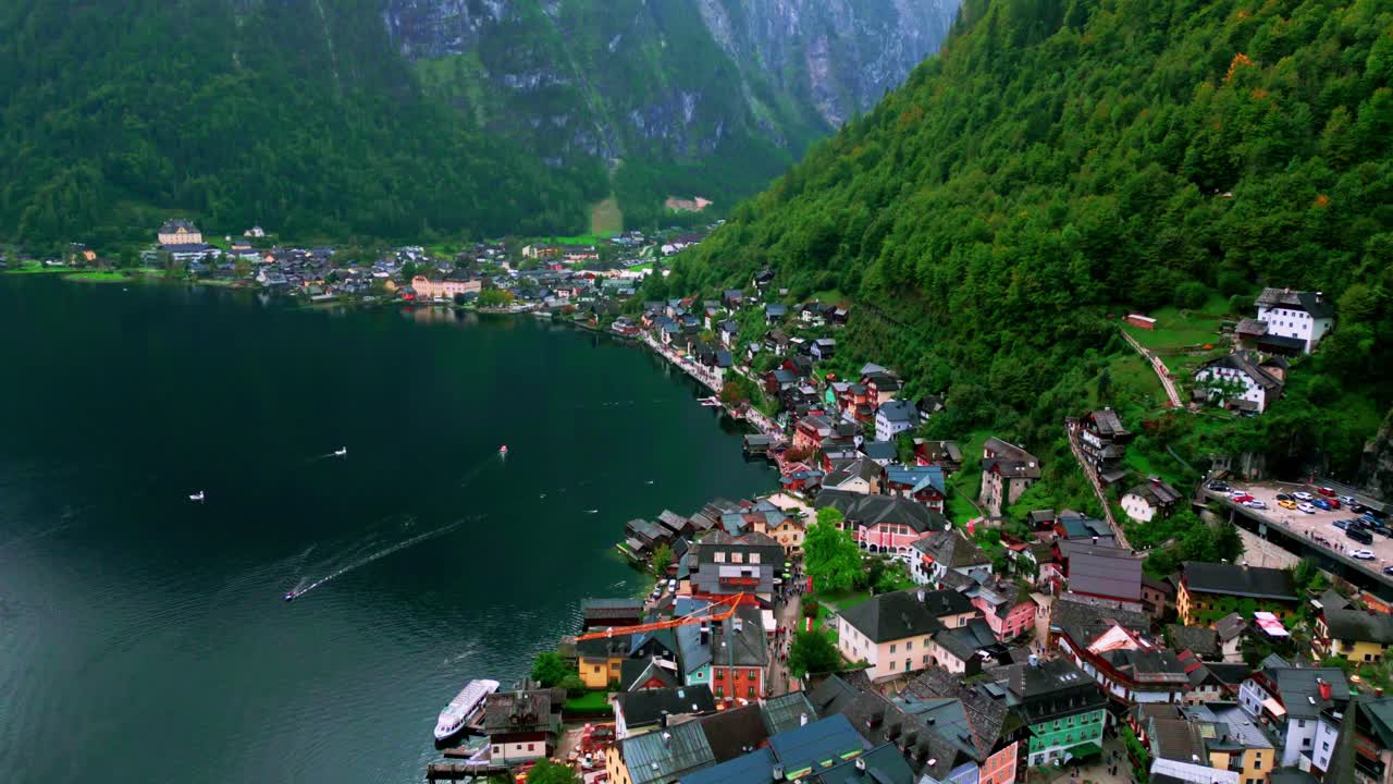 Oplev Hallstatts hjerte, hvor brostensbelagte gader snor sig gennem charmerende huse.