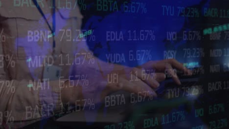 animación de datos sobre la mujer caucásica ingeniero de ti usando computadora por servidor de computadora