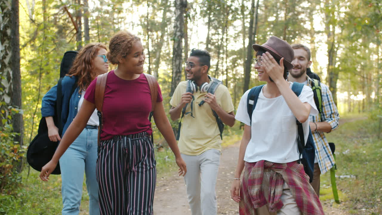 숲에서 산책하는 친구들