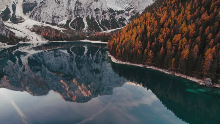 4K Herbst Drohnen-Luftaufnahme Lago di Braies Pragser Wildsee Dolomiten Italien 2022