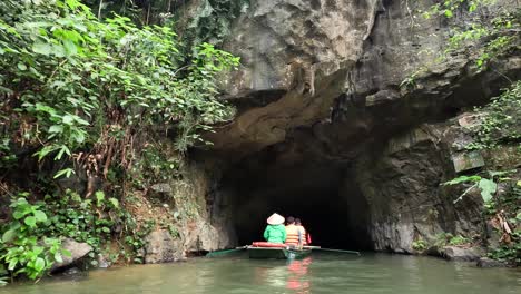 viaje en barco a través de una tranquila cueva fluvial