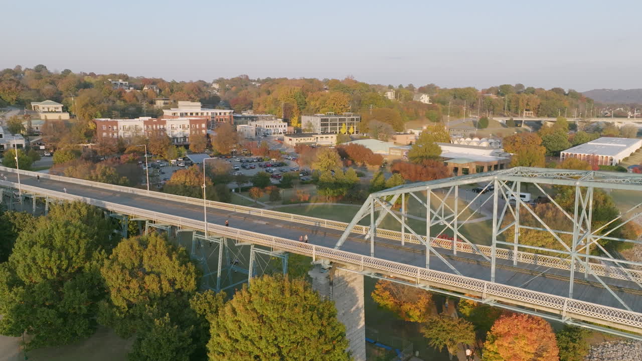 sobrevuelo aéreo del puente peatonal de walnut street en chattanooga, tennessee, con la costa norte al fondo