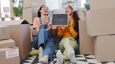 feliz, pizarra y pareja de lesbianas bailando