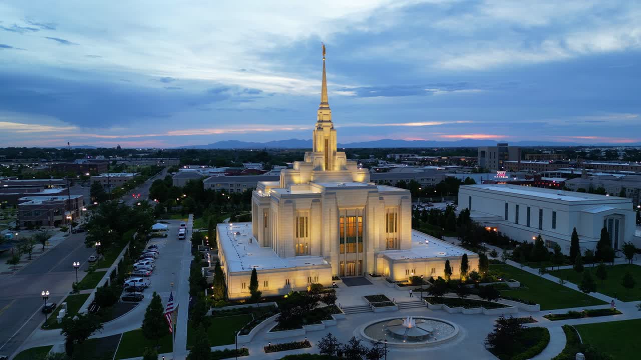 오그덴 유타의 lds 몰몬 사원 드론 비행 아름다운 여름 밤에 황혼에 비행 카메라가 천천히 뒤로 날아와 밤에 놀라운 종교 건물을 내려다보고
