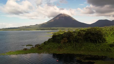 Ascenso-De-Drones-Que-Revela-El-Pintoresco-Entorno-Tropical-Del-Volcán-Arenal