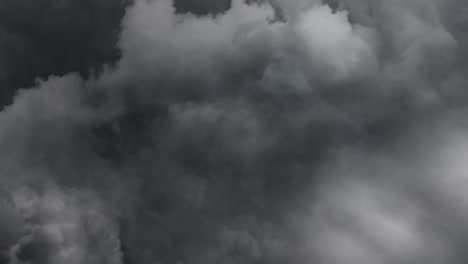 Blick-Auf-Gewitter-Mit-Dramatischen-Gewitterwolken