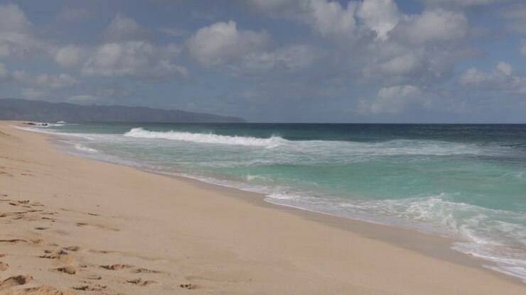 Une belle plage aux eaux turquoises et au sable blanc