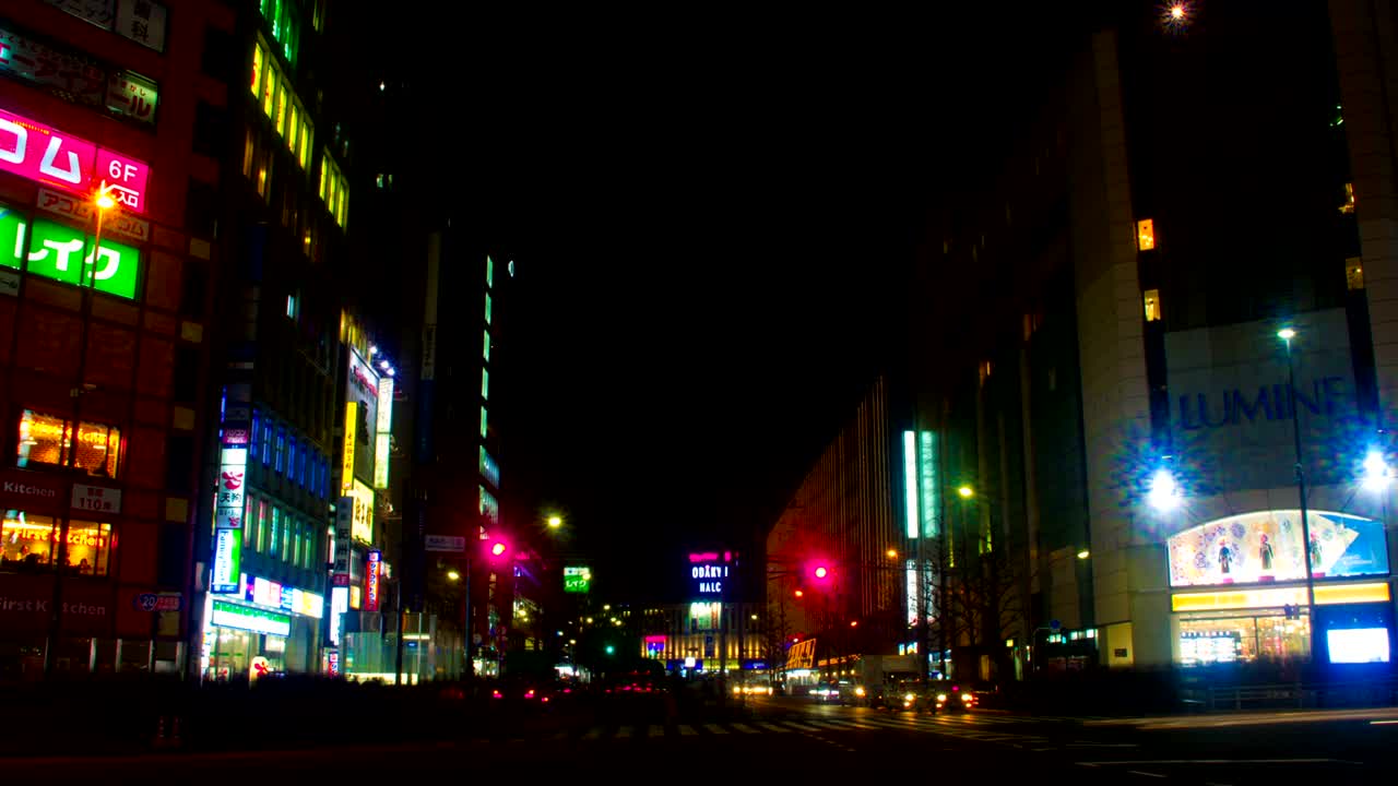 4k nocturno en el lado sur de shinjuku. obturador lento.