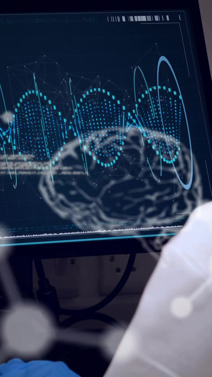 Vidéo verticale : Scientifique regardant un écran tandis que la technologie insère du code dans une superposition cérébrale, guidant l'analyse