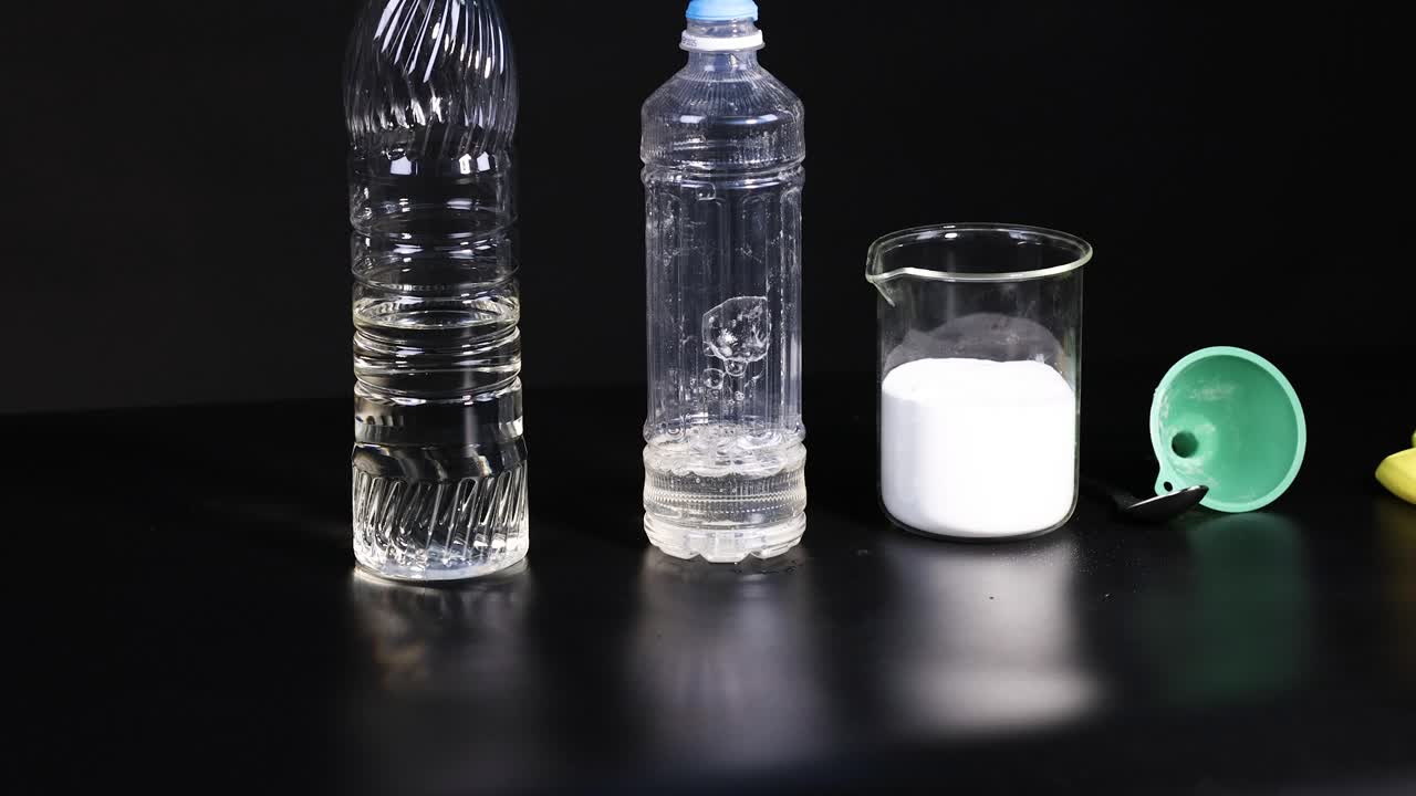 베이킹 소다와 식초로 풍선을 부풀리는 과학 실험