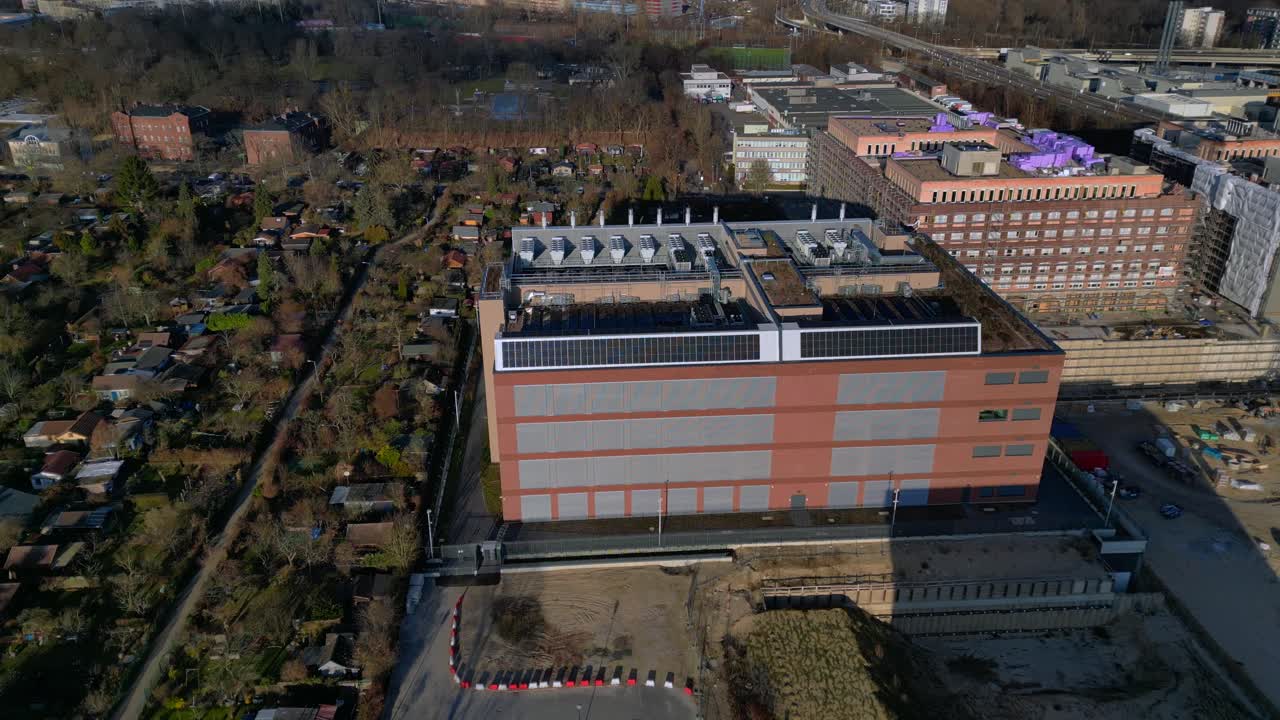 Moderno edificio di un grande data center, con unità di raffreddamento, pannelli solari e un tetto verde per operazioni sostenibili. Perfetta vista aerea panoramica con drone orbitale