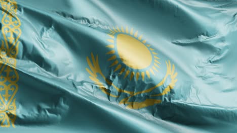 la bandera de kazajstán ondeando en el bucle del viento. el estandarte kazajo balanceándose en la brisa. fondo de relleno completo. bucle de 10 segundos.