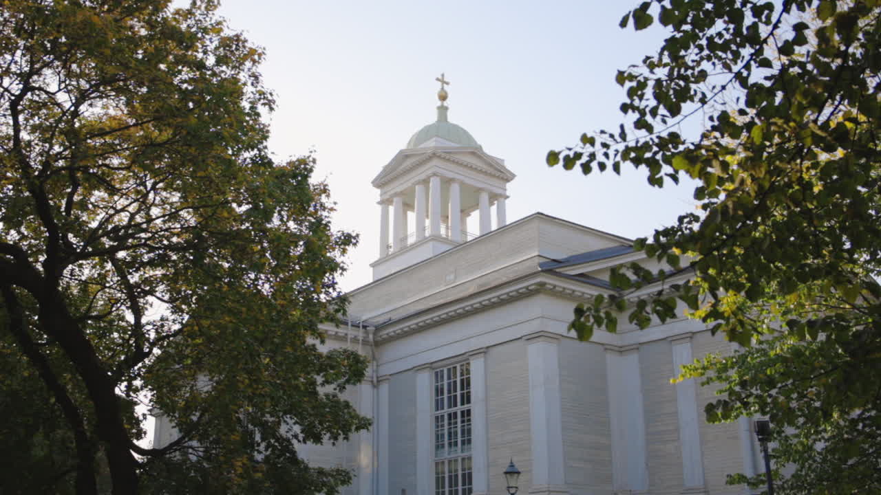 푸른 하늘 날 나무들로 둘러싸인 반하 키르코(vanha kirkko)의 역사적인 전망