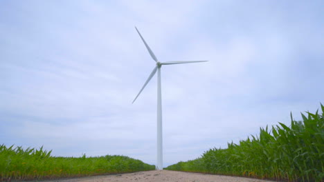 Windkraftanlage-Auf-Einer-Landstraße-Zwischen-Grünen-Feldern.-Windkraftgenerator
