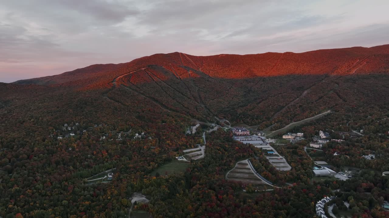 una tarde soleada en otoño en el complejo turístico de sugarbush, una estación de esquí en warren, vermont, estados unidos.