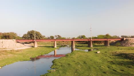 pequeño puente ferroviario que cruza el arroyo de aguas residuales.